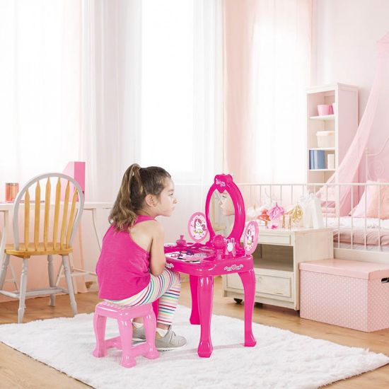 صورة طاولة زينة ومقعد يونيكورن من دولو  تتضمن المجموعة طاولة زينة ومقعدًا بتصميم يونيكورن، بالإضافة إلى 12 قطعة إكسسوار للعب الأدوار.